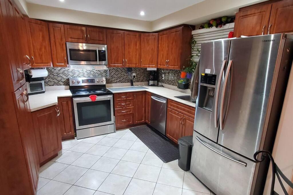 Beautiful House In Mississauga Apartment Bagian luar foto